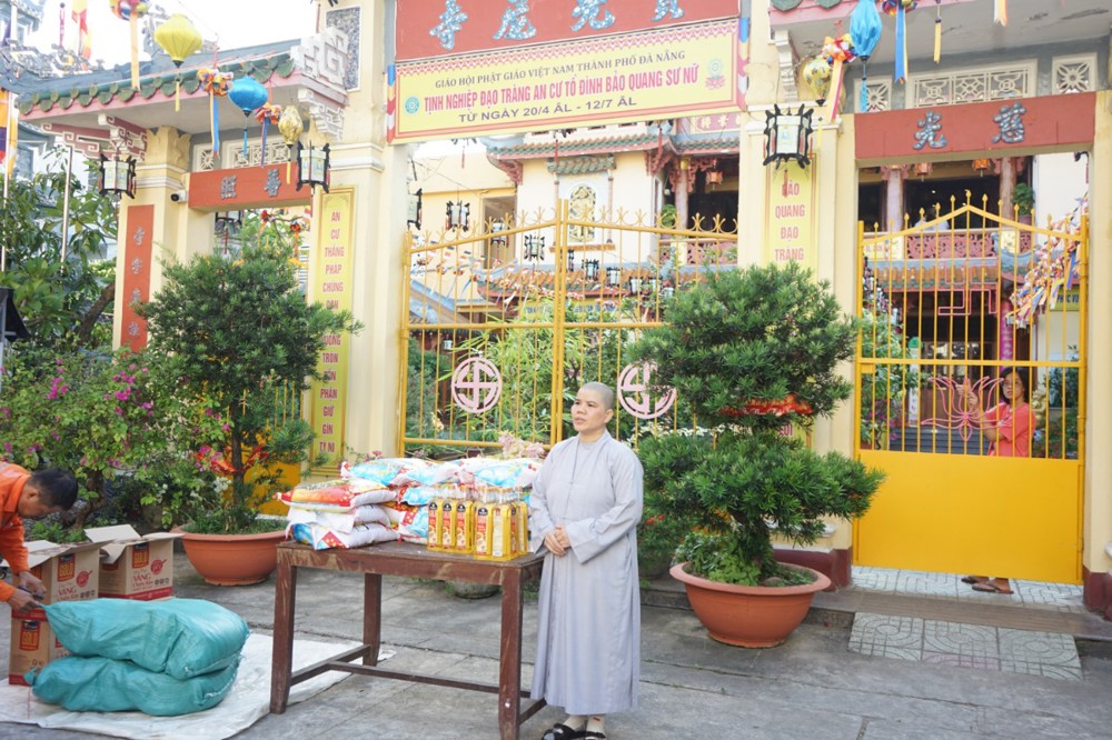 Đà Nẵng: Tổ đình Bảo Quang sư nữ tặng quà cho các hoàn cảnh khó khăn nhân mùa Khánh đản PL.2570