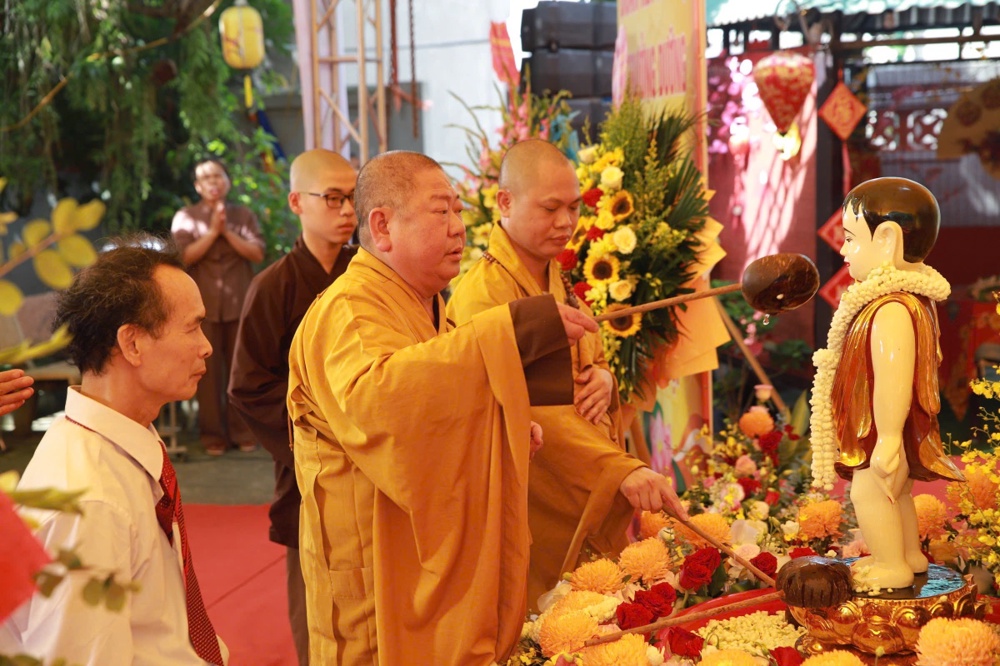 Hà Nội: Trang nghiêm Đại lễ Phật đản PL.2570 và Khánh thành Cổng Tam quan chùa Sùng Kính
