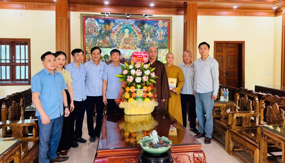 Thanh Hóa: Đoàn lãnh đạo xã Lam Sơn thăm, chúc mừng Đại lễ Phật đản PL.2570 tại chùa Linh Cảnh