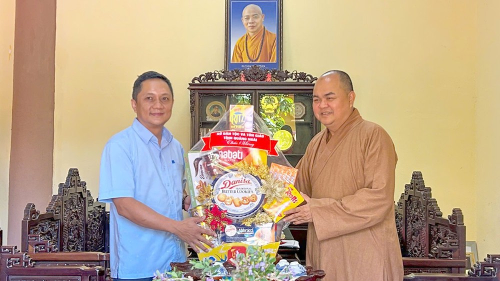 Quảng Ngãi: Nhiều phái đoàn chính quyền địa phương thăm, chúc mừng Đại lễ Phật đản PL.2570 tại chùa Khánh Sơn