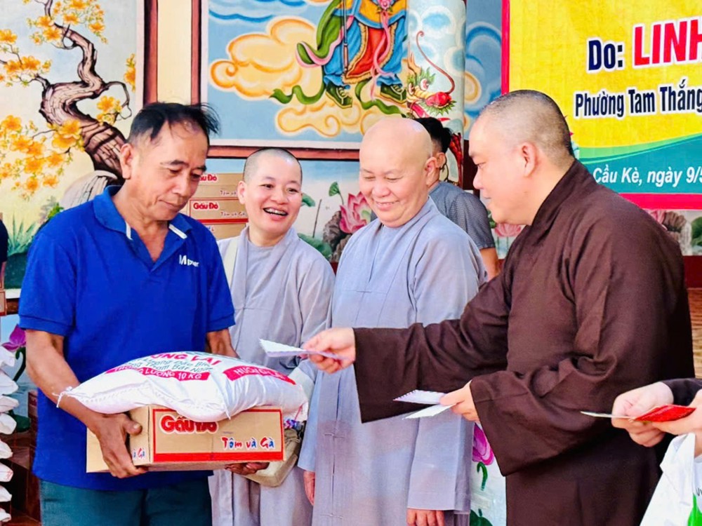 Linh Quang tịnh xá trao 200 phần quà đến bà con Khmer khó khăn tại Vĩnh Long