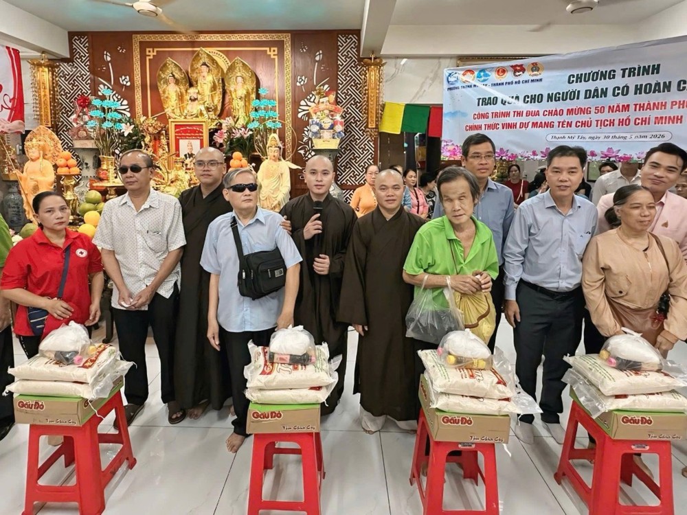 TP.HCM: Chùa Văn Thánh trao 420 phần quà đến người khiếm thị và hộ gia đình khó khăn nhân mùa Phật đản PL.2570