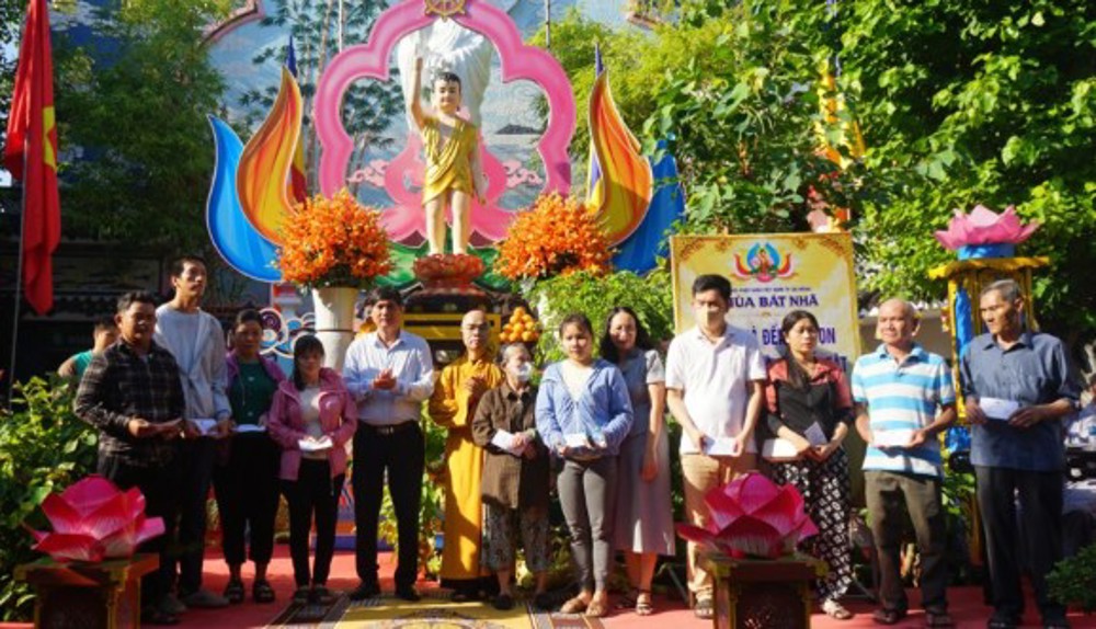 Đà Nẵng: Chùa Bát Nhã tặng quà cho các hoàn cảnh khó khăn nhân mùa Khánh đản PL.2570