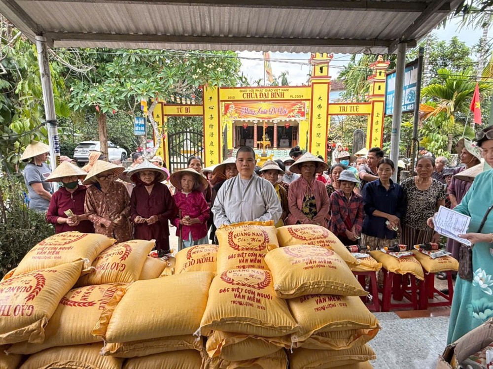 Đà Nẵng: Tổ Đình Bảo Quang sư nữ tặng quà nhân ngày Quốc Tế lao động