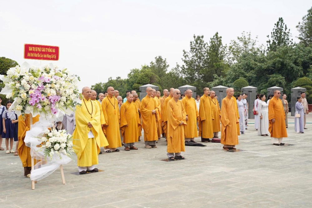 TP. Đồng Nai: Lễ viếng Nghĩa trang Liệt sĩ và các hoạt động chào mừng Đại lễ Phật đản PL.2570 tại phường Bình Phước
