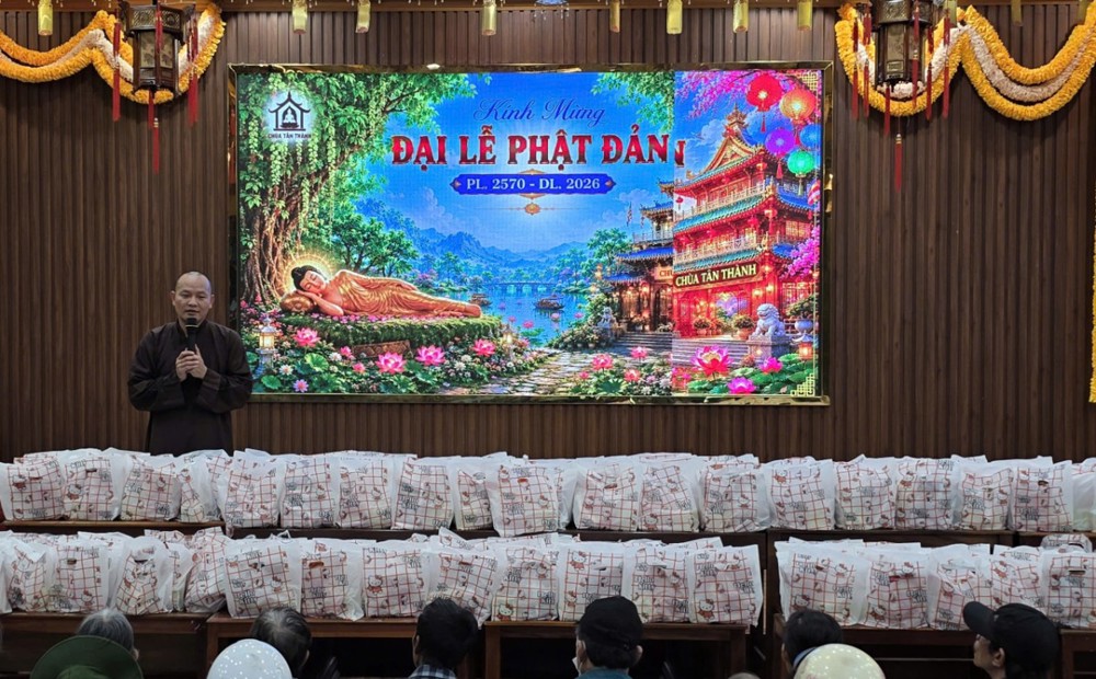 Đà Nẵng: Chùa Tân Thành trao tặng hơn 300 phần quà Đản sanh đến bà con nhân mùa Phật đản PL. 2570 