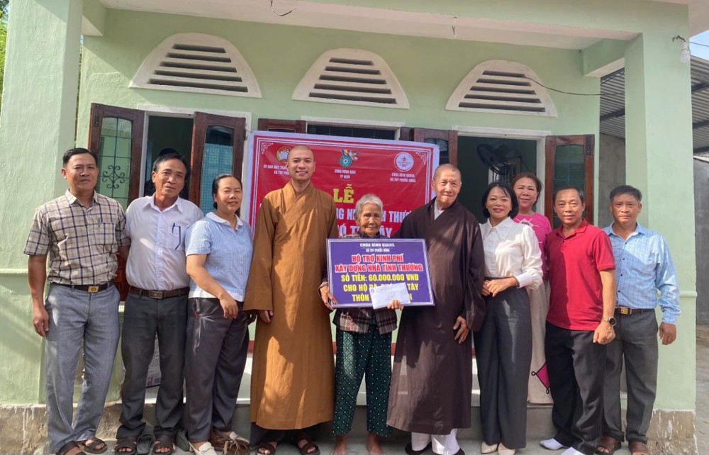 Gia Lai: Chùa Minh Giác bàn giao nhà tình thương và trao quà đến các hộ khó khăn