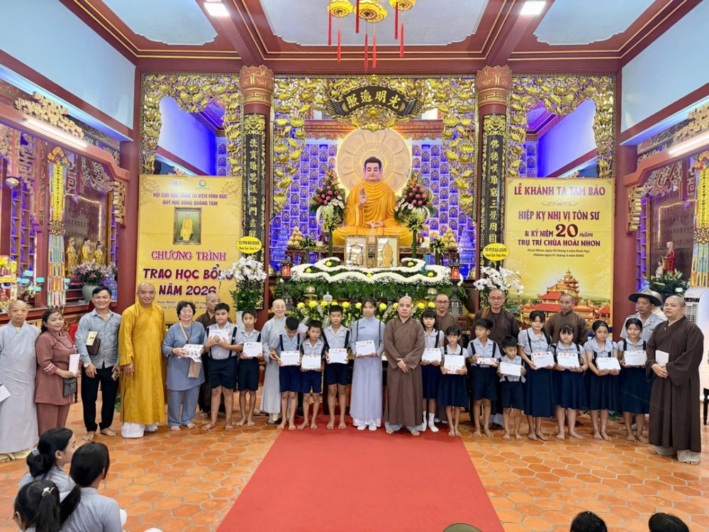 Khánh Hóa: Cựu học Tăng Tu viện Vĩnh Đức trao học bổng và quà tặng đến học Tăng, học sinh hiếu học