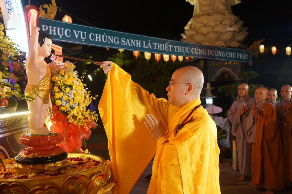 Đà Nẵng: Trang nghiêm lễ tắm Phật Đại lễ Phật đản Phật lịch 2570 tại chùa Bà Đa