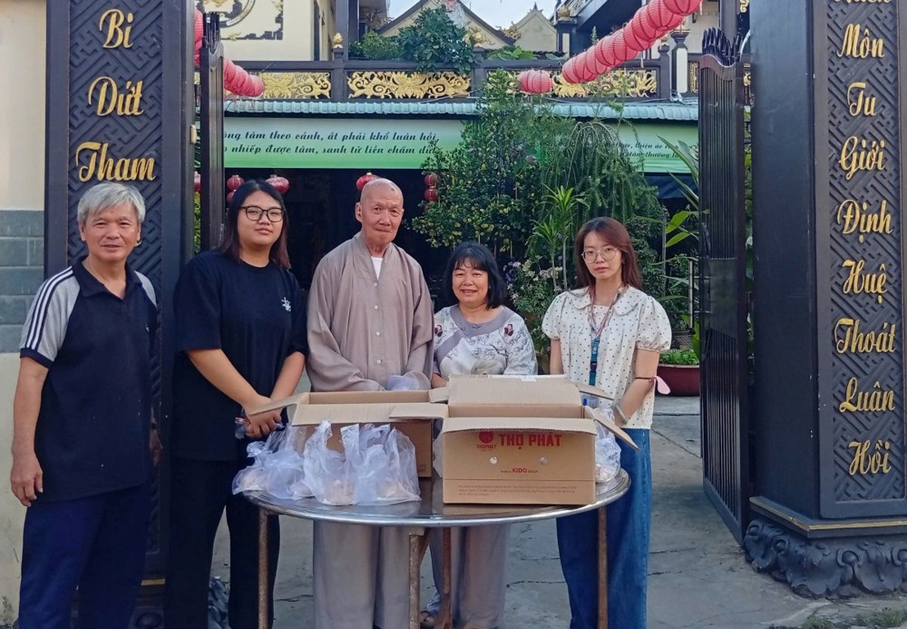 TP.HCM: Hơi ấm từ gian bếp chùa Minh Giác