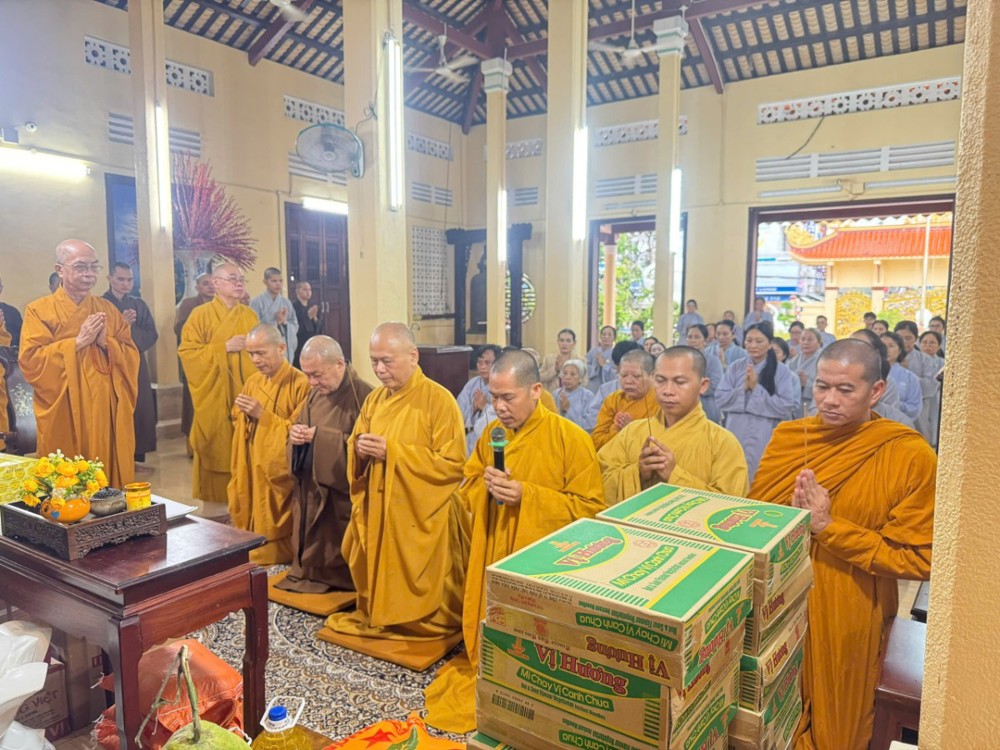Vĩnh Long: Phái đoàn Hoằng pháp và Hướng dẫn Phật tử GHPGVN tỉnh Vĩnh Long thăm viếng và cúng dường Trường hạ Tăng chùa Viên Minh