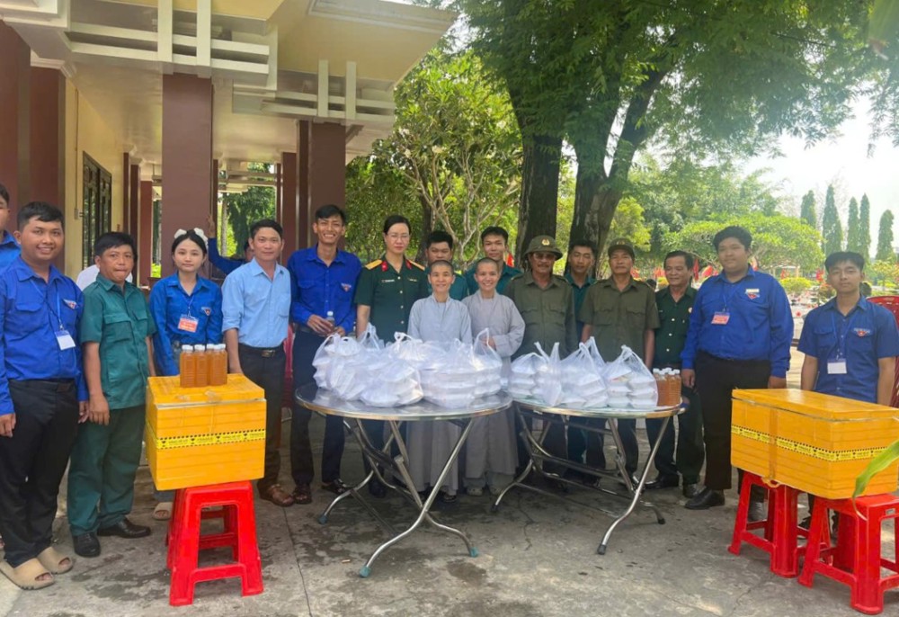 Tây Ninh: Chùa Tân Phước tiếp sức lực lượng lấy mẫu sinh phẩm hài cốt liệt sĩ