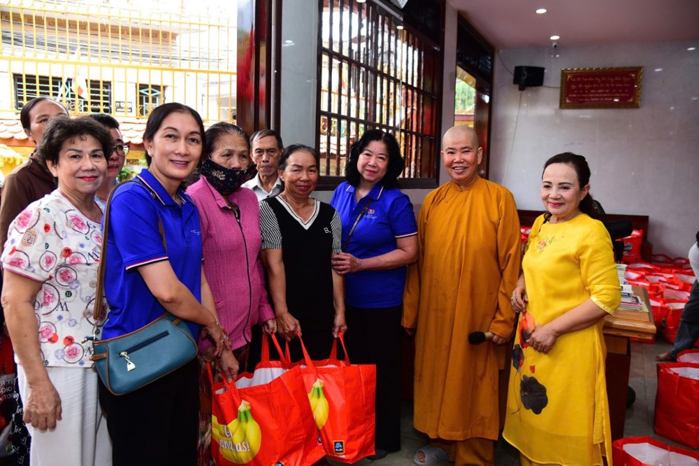 TP.HCM: Tịnh xá Ngọc Đức (P.Vũng Tàu) trao 500 phần quà đến bà con có hoàn cảnh khó khăn