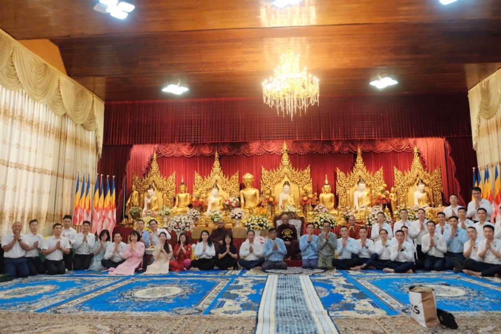 Myanmar: Đoàn cán bộ Công ty Viễn thông Mytel dâng lễ cầu an nhân dịp kỷ niệm 8 năm thành lập 