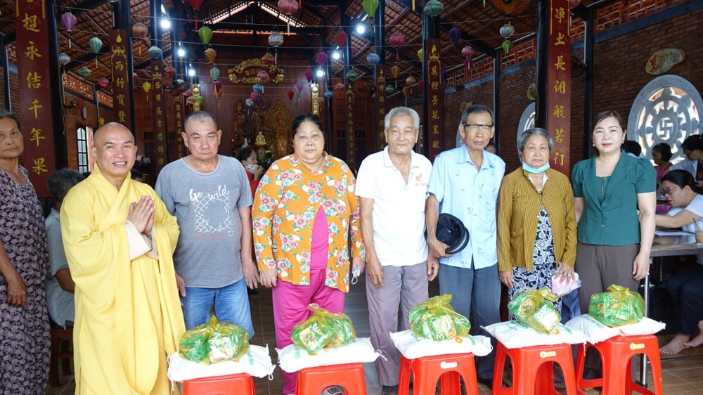 Đồng Tháp: Chùa Linh Phước phối hợp khám bệnh miễn phí và phát quà an sinh cho bà con hoàn cảnh khó khăn