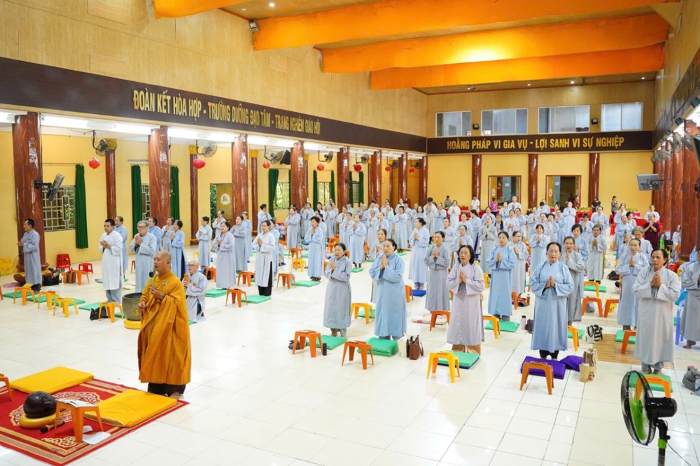An Giang: Hơn 120 Phật tử tham dự khóa tu Bát quan trai định kỳ tại chùa Phật Quang (phường Rạch Giá)