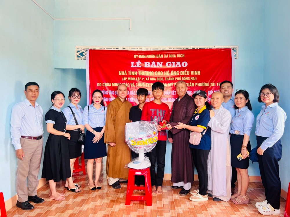 Đồng Nai: Chùa Minh Giác (TP.HCM) bàn giao 2 căn nhà tình thương và trao 100 phần quà 