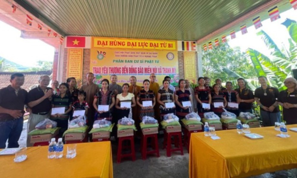 Đà Nẵng: Phân ban cư sĩ Phật tử Thành phố Đà Nẵng trao quà yêu thương tại chùa Thạnh Mỹ