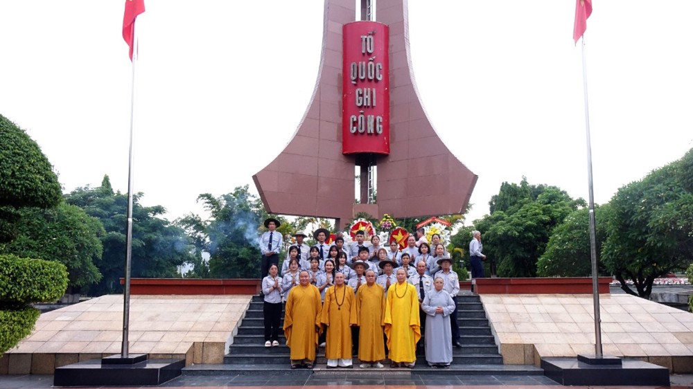 Quảng Ngãi: Ban Trị sự GHPGVN tỉnh dâng hương tưởng niệm các Anh hùng Liệt sĩ và thả hoa đăng cầu nguyện hòa bình nhân Đại lễ Phật đản PL.2570 – DL.2026