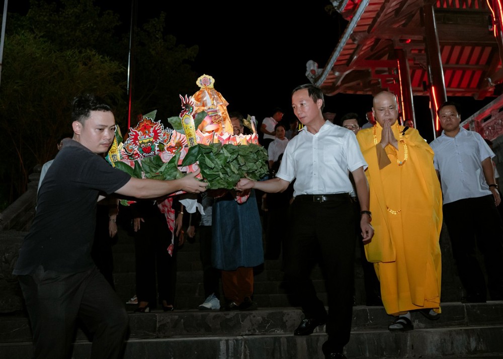 Quảng Trị: Đại lễ cầu siêu, thả hoa đăng tri ân bên bờ sông Thạch Hãn