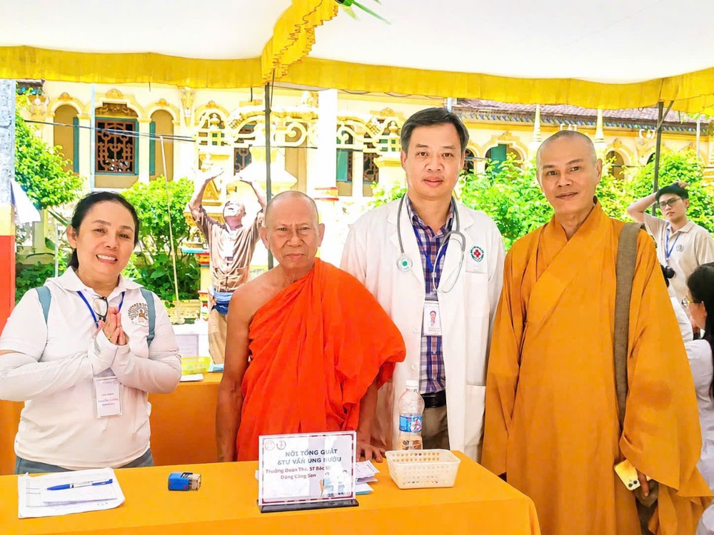 Vĩnh Long: Chùa Âng phối hợp tổ chức khám, chăm sóc sức khỏe miễn phí cho 800 Tăng Ni và người dân