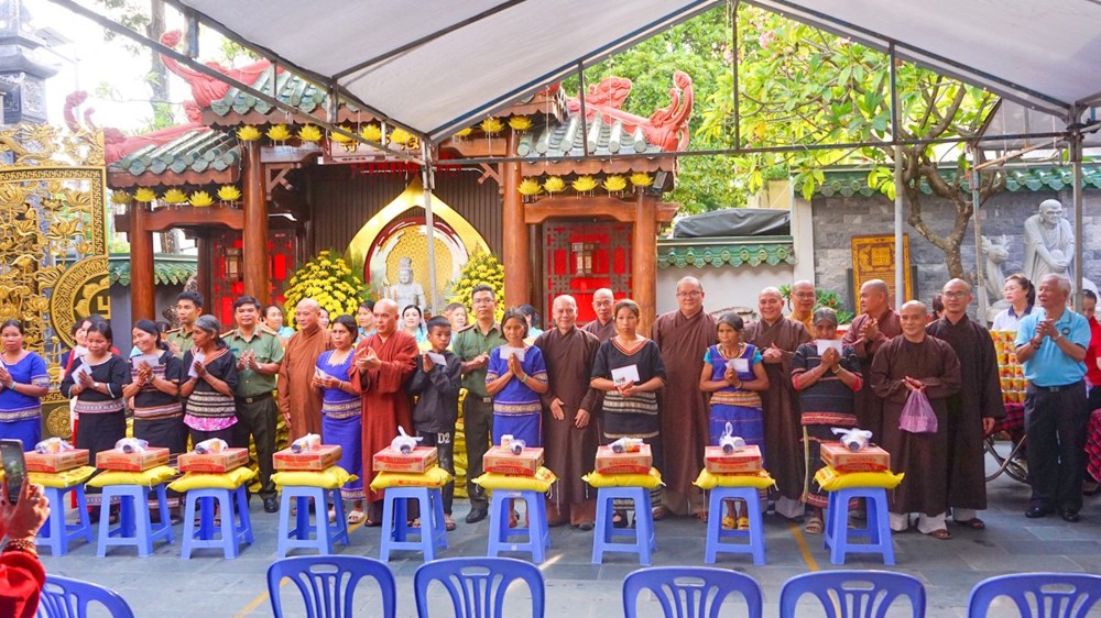 Quảng Ngãi: Chùa Huệ Hương trao 200 phần quà từ thiện nhân lễ húy kỵ Tổ sư khai sơn