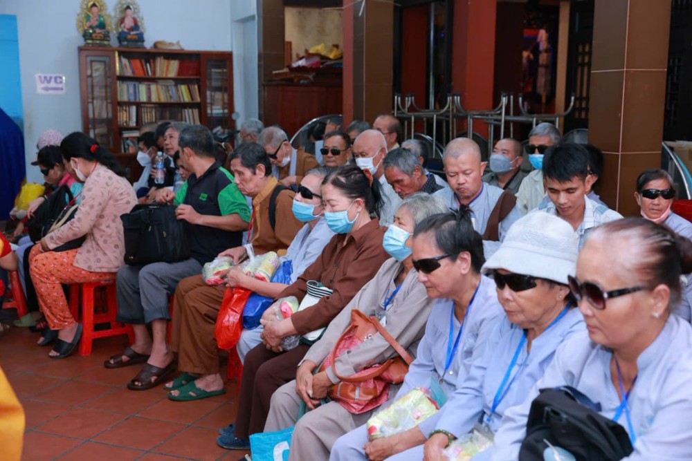 TP.HCM: Chùa Thái Nguyên trao 120 phần quà đến người khiếm thị nhân mùa Phật đản
