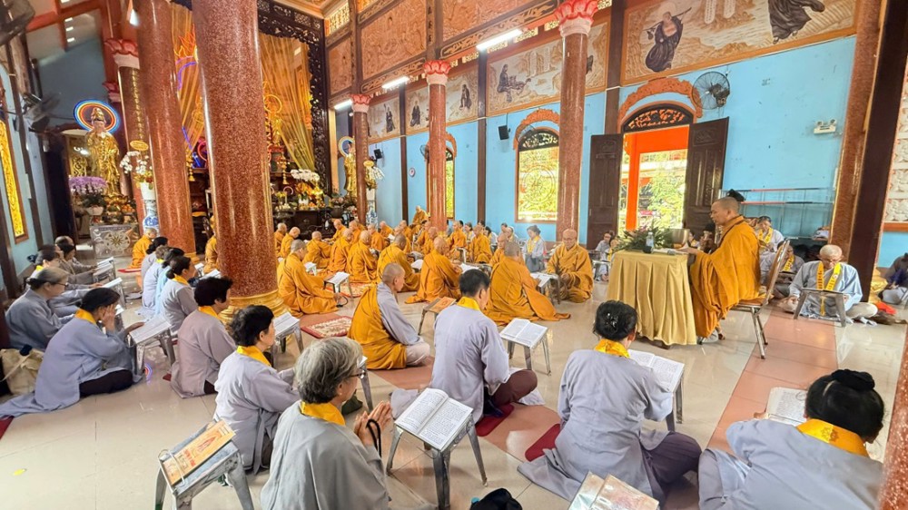 TP.HCM: Chư Tăng các phường Tân Định, Sài Gòn, Bến Thành và Cầu Ông Lãnh trang nghiêm Bố-tát tụng giới chung kỳ đầu tiên