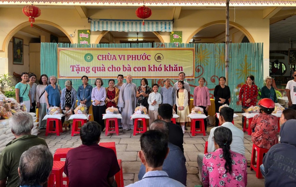 Cần Thơ: Chùa Vi Phước trao 120 phần quà đến người dân có hoàn cảnh khó khăn