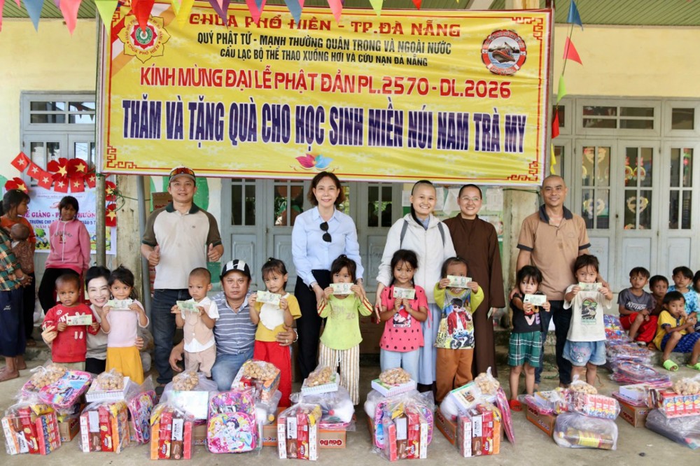Đà Nẵng: Chùa Phổ Hiền tặng quà cho các cháu thiếu nhi nhân ngày 1/6