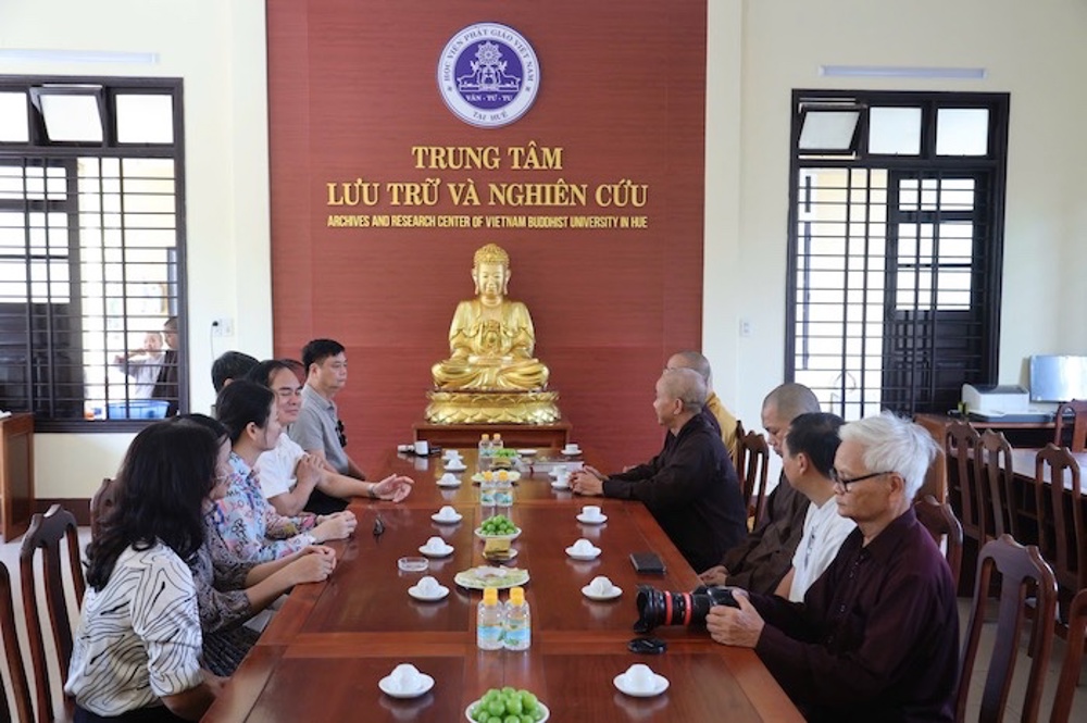 Phái đoàn Viện Triết học Việt Nam thăm và làm việc tại Trung tâm Lưu trữ và Nghiên cứu Phật giáo Huế