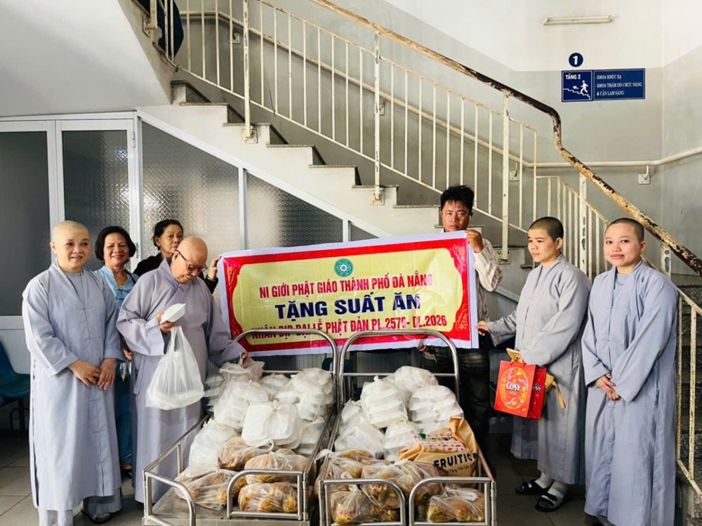 Đà Nẵng: Ni giới thành phố Đà Nẵng tặng hàng ngàn suất ăn chay dịp Phật đản PL2570