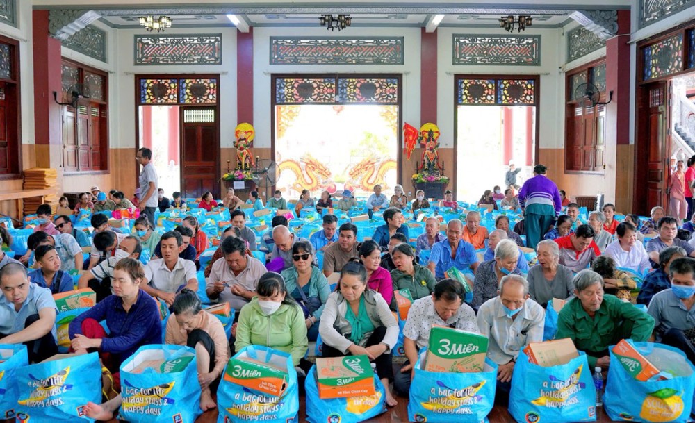 TP.HCM: Chùa Từ Huệ trao 400 phần quà đến người mù, người khuyết tật và các hoàn cảnh khó khăn