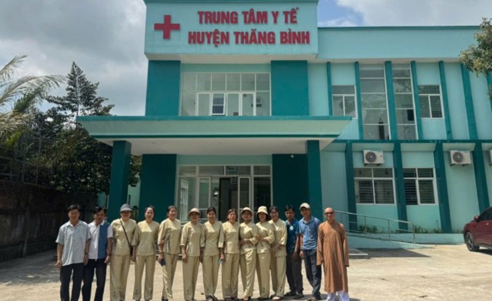Đà Nẵng: Nhóm thiện nguyện Ngọc Sơn – Đỏ lửa yêu thương trao tặng 200 suất cơm chay