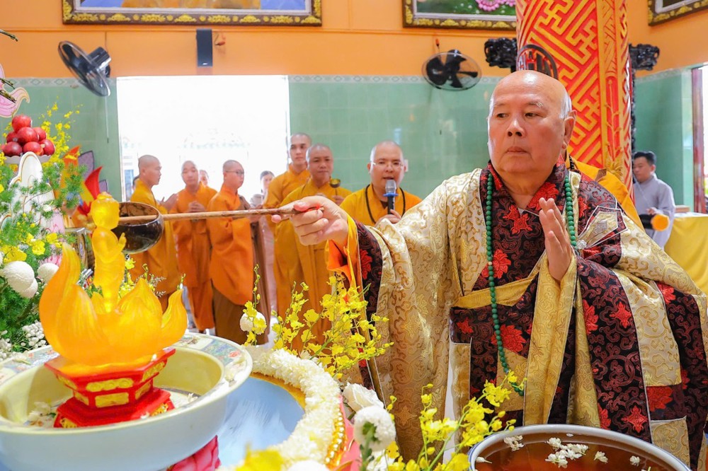 Đồng Tháp: Người dân xứ biển hân hoan tham dự lễ Tắm Phật tại chùa Phước An (xã Gia Thuận)