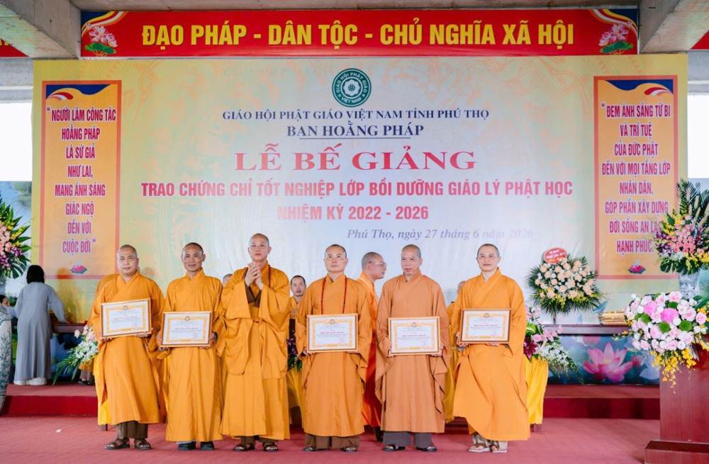 Phú Thọ: Bế giảng và trao chứng chỉ tốt nghiệp lớp Bồi dưỡng Giáo lý Phật học nhiệm kỳ 2022 – 2026