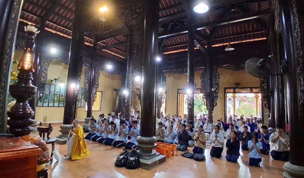 Lâm Đồng: Học sinh lớp 12 và sinh viên về chùa Giác Hoa cầu nguyện trước mùa thi