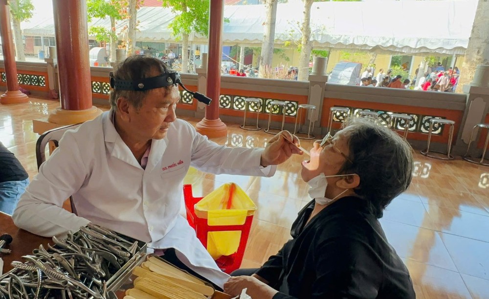 Tây Ninh: Hội Từ thiện chùa Tường Nguyên tổ chức chương trình khám bệnh, cấp thuốc miễn phí cho 1.300 người dân và chư Tăng
