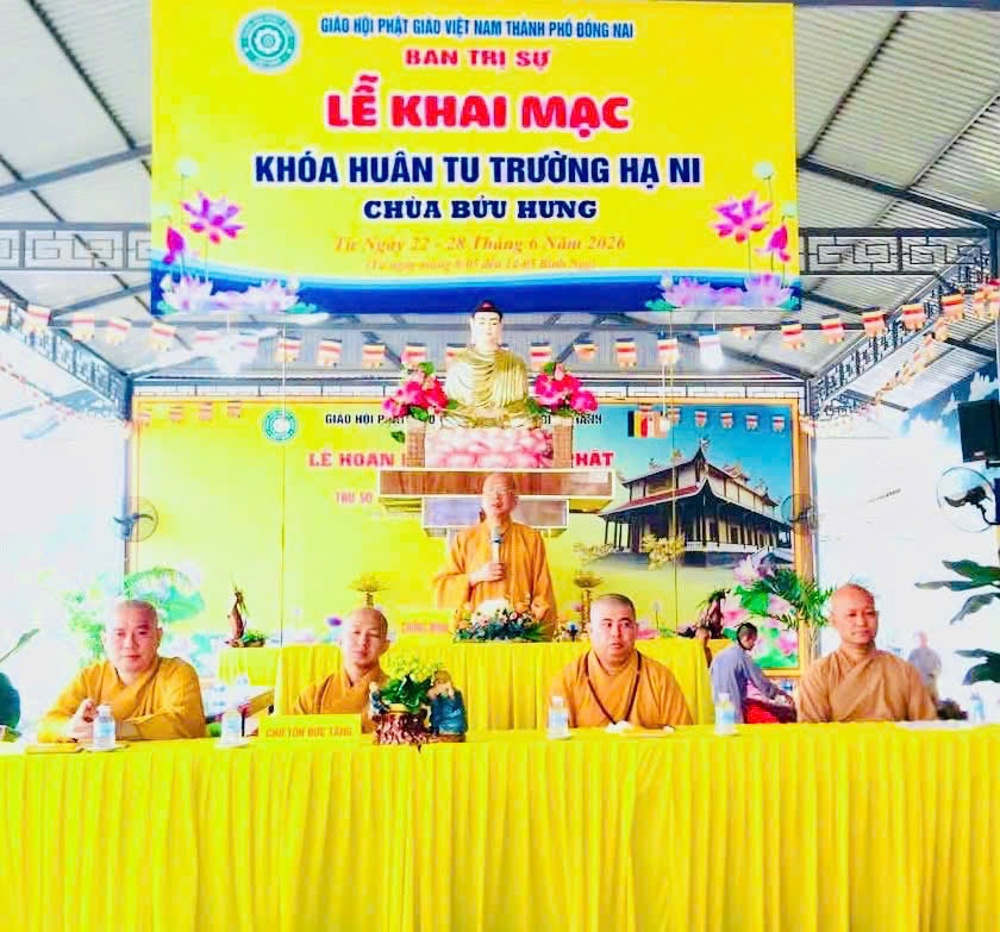 khai mạc khóa huân tu 7 ngày tại Trường hạ chư Ni khu vực VIII và thuyết giảng tại Trường hạ chùa Diệu Âm