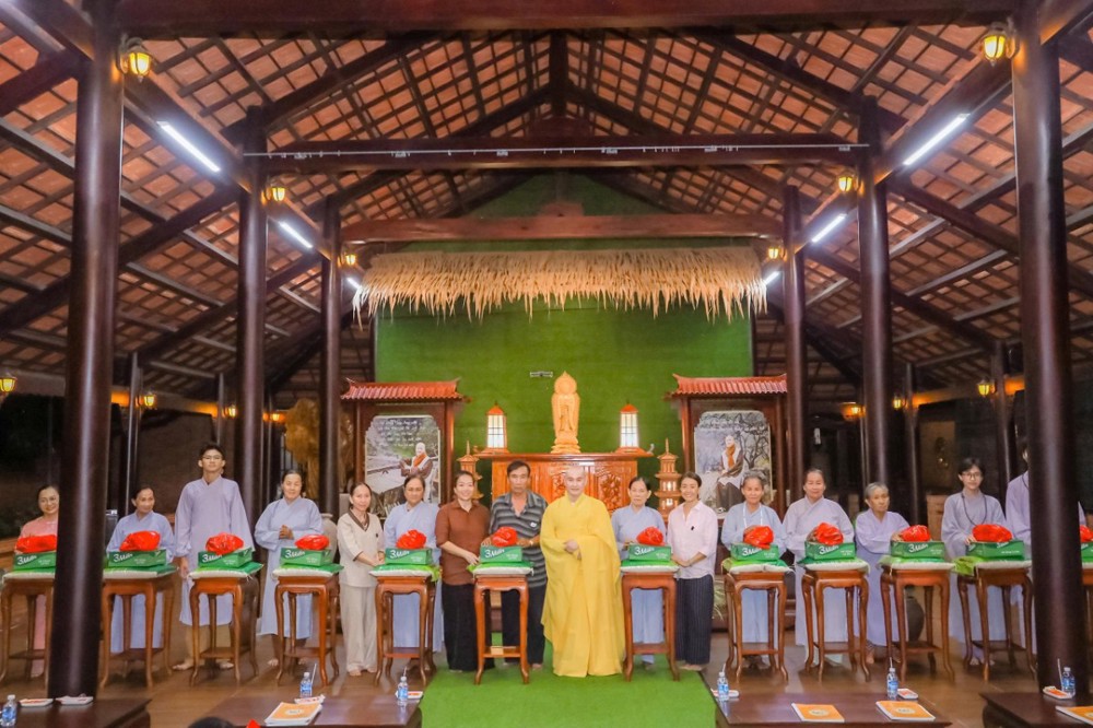 Vĩnh Long: Từ tấm lòng người con Phật, 120 phần quà được trao đến bà con và nam nữ Phật tử tại Chùa An Long