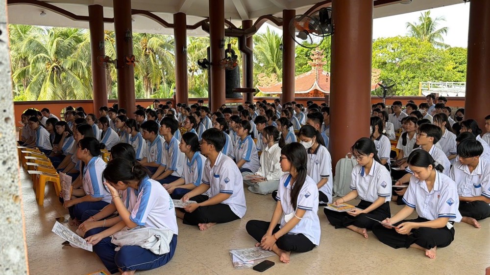 Đồng Tháp: Gần 200 học sinh tham dự khóa lễ cầu nguyện mùa thi tại chùa Phước Thới (xã Cái Bè)