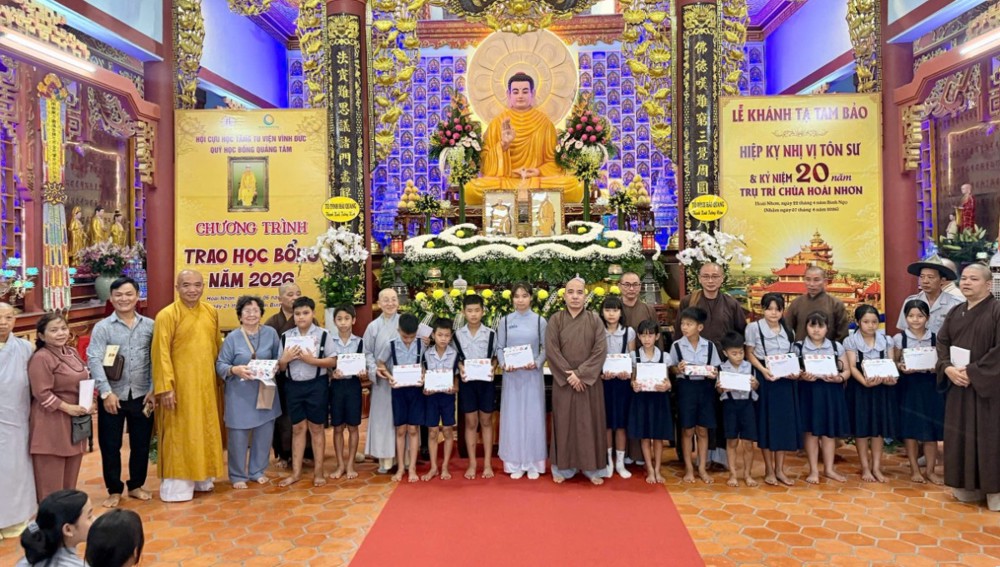 Khánh Hóa: Cựu học Tăng Tu viện Vĩnh Đức trao học bổng và quà tặng đến học Tăng, học sinh hiếu học