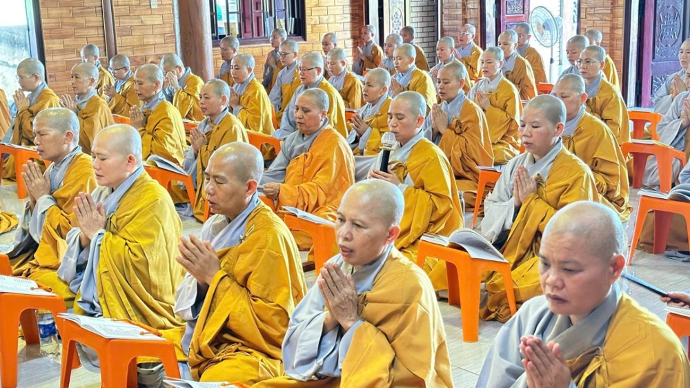 Quảng Trị: Ni giới Phật giáo tỉnh bố-tát, quá đường trong mùa An cư kiết hạ PL.2570