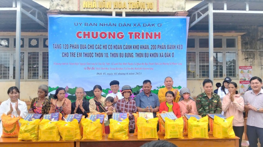 Đồng Nai: Trao hơn 300 phần quà đến hộ nghèo và học sinh có hoàn cảnh khó khăn