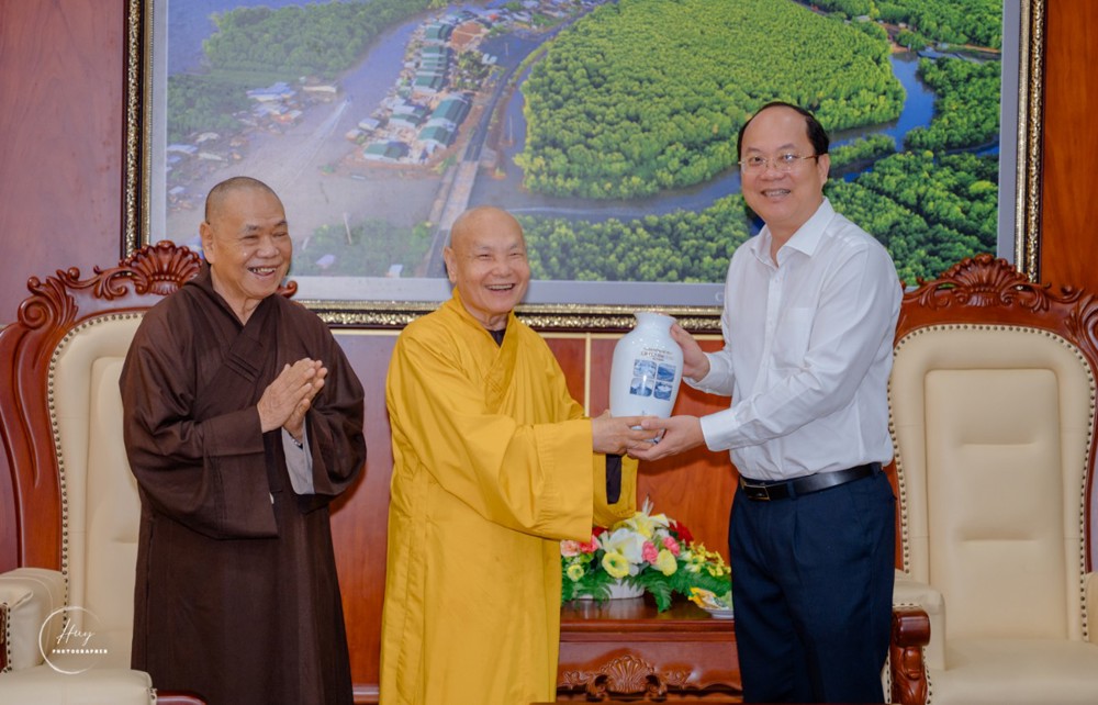 Cà Mau: Bí thư Tỉnh ủy Nguyễn Hồ Hải tiếp thân mật Trưởng lão Hòa thượng Thích Thiện Nhơn