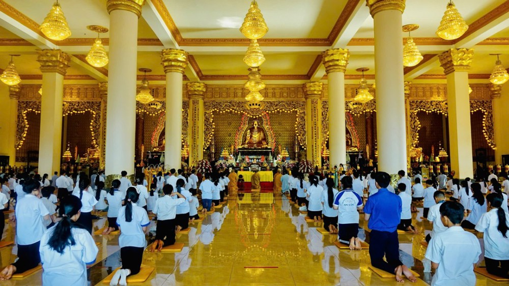 Đồng Nai: Chùa Phật Quốc Vạn Thành trang nghiêm tổ chức khóa tu Bát Quan Trai cho gần 500 thanh thiếu niên, học sinh