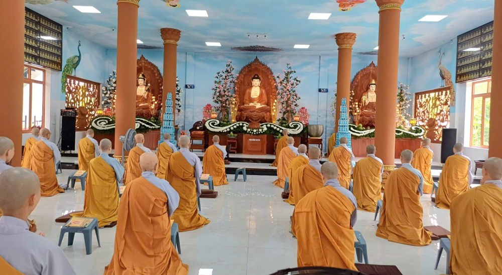 TP.HCM: Trang nghiêm lễ Bố tát và trì bình tại trường hạ chùa Di Đà, xã Nhuận Đức
