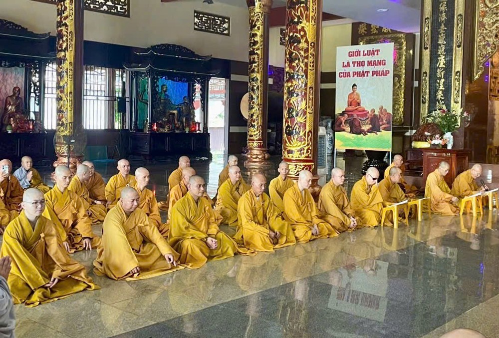 Vĩnh Long: Chư Tăng Ni Bố-tát, tụng giới trong mùa An cư kiết hạ Phật lịch 2570