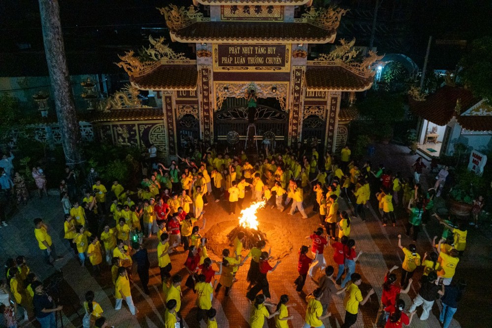 Đồng Tháp: Xúc động đêm thắp nến tri ân và lửa trại tại khóa sinh hoạt Phật pháp mùa hè chùa Linh Sơn