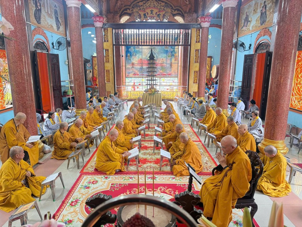 TP.HCM: Chư Tăng 04 phường Tân Định, Sài Gòn, Bến Thành và Cầu Ông Lãnh trang nghiêm cử hành lễ Bố-tát tụng giới Kinh Phạm Võng
